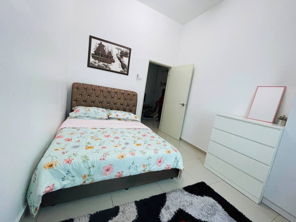 Spacious Family Homestay in Durian Tunggal With Private Pool