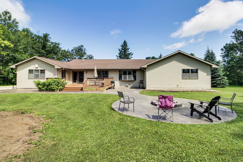 Hot Tub & 2 Recreation Rooms: Spacious Onamia Home