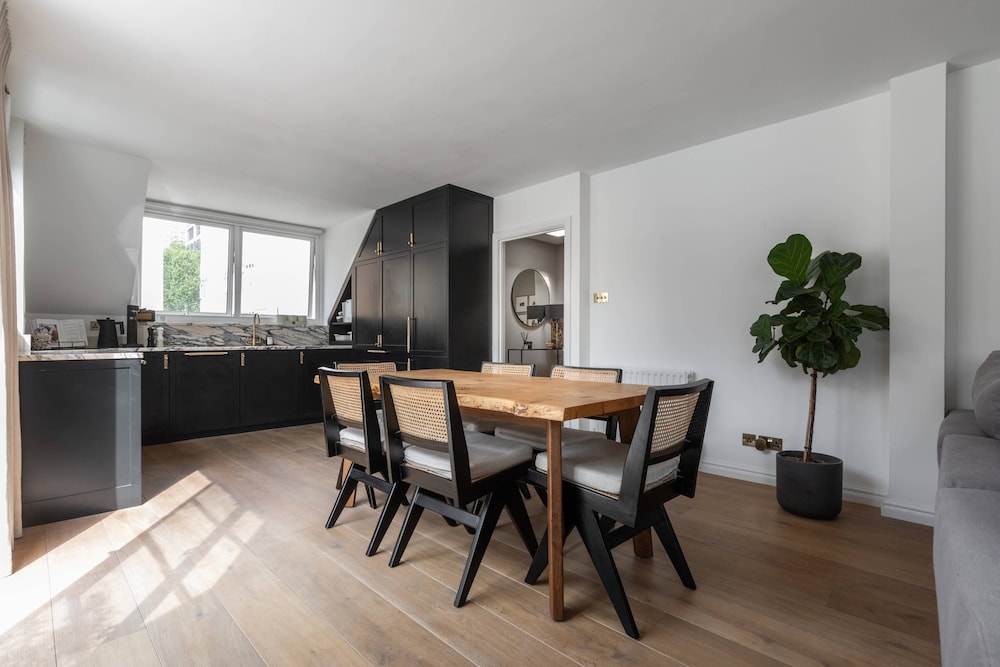 Princes Gate Mews III by Onefinestay