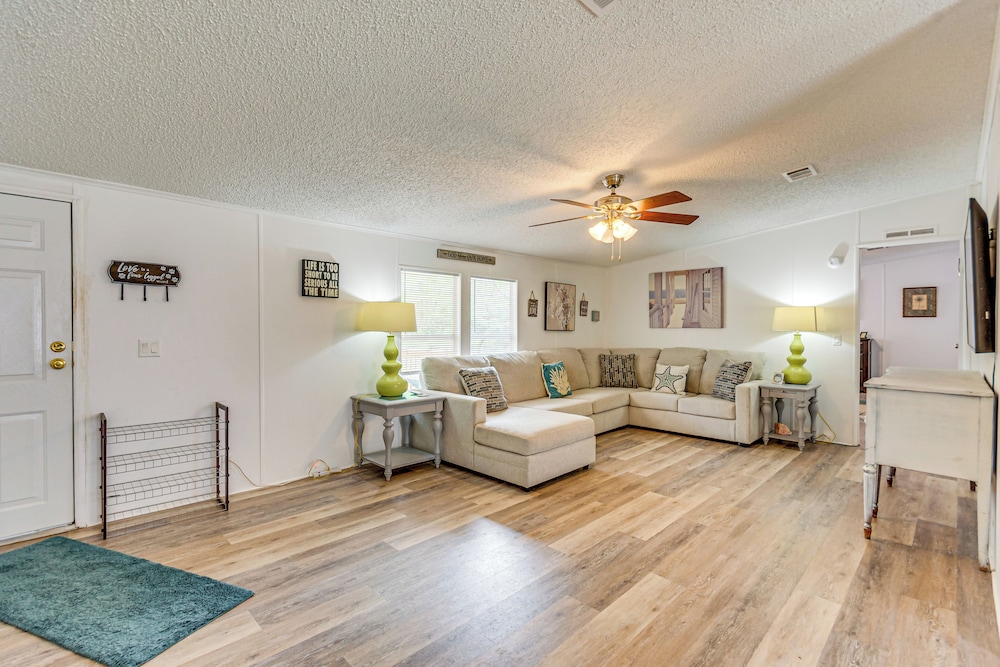 Home Near Navarre & Pensacola Beaches!