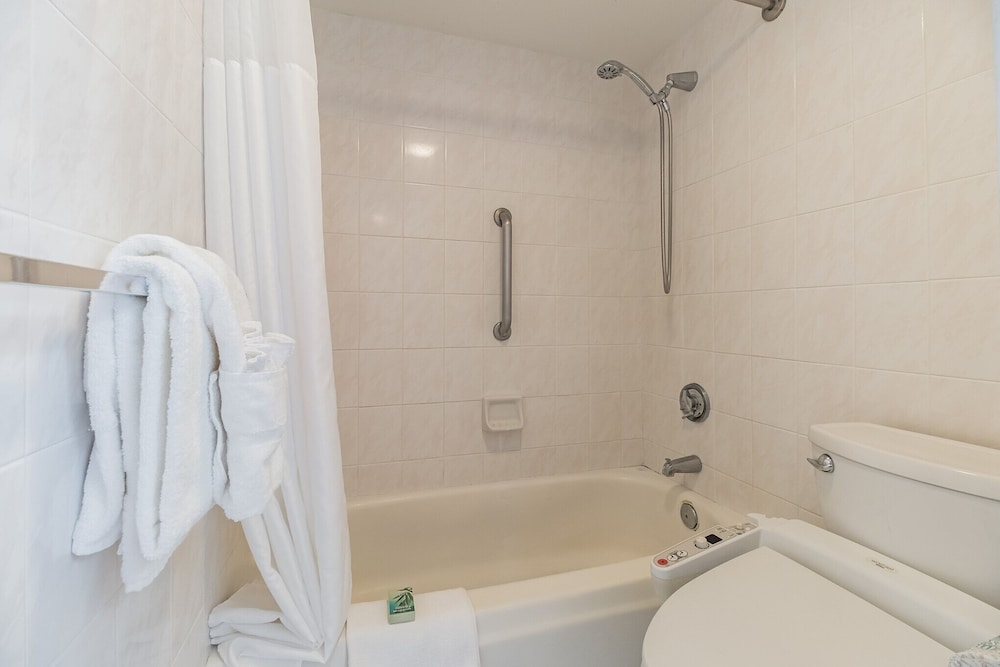 Waikiki Banyan Condo Located One Block From Waikiki Beach! by Koko Resort Vacation Rentals