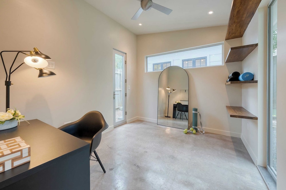 Modern Austin Home w/ Pool, Putting Green & Coffee Nook Townes Retreat by Avantstay
