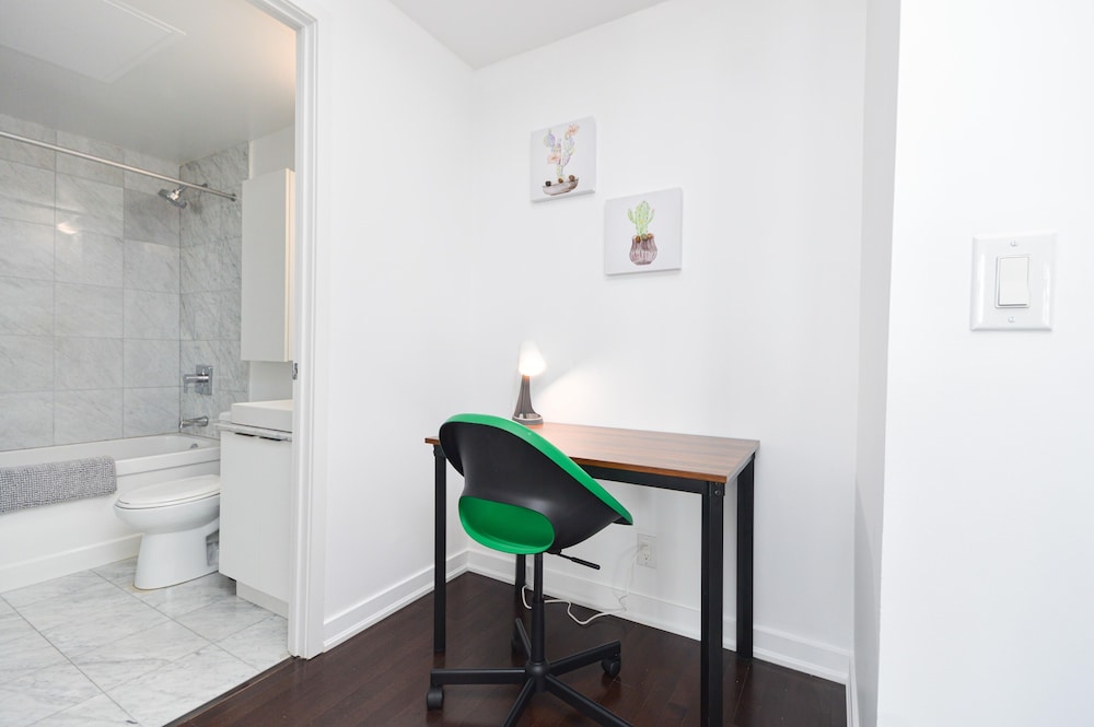 Downtown Toronto Condo near Scotiabank Arena