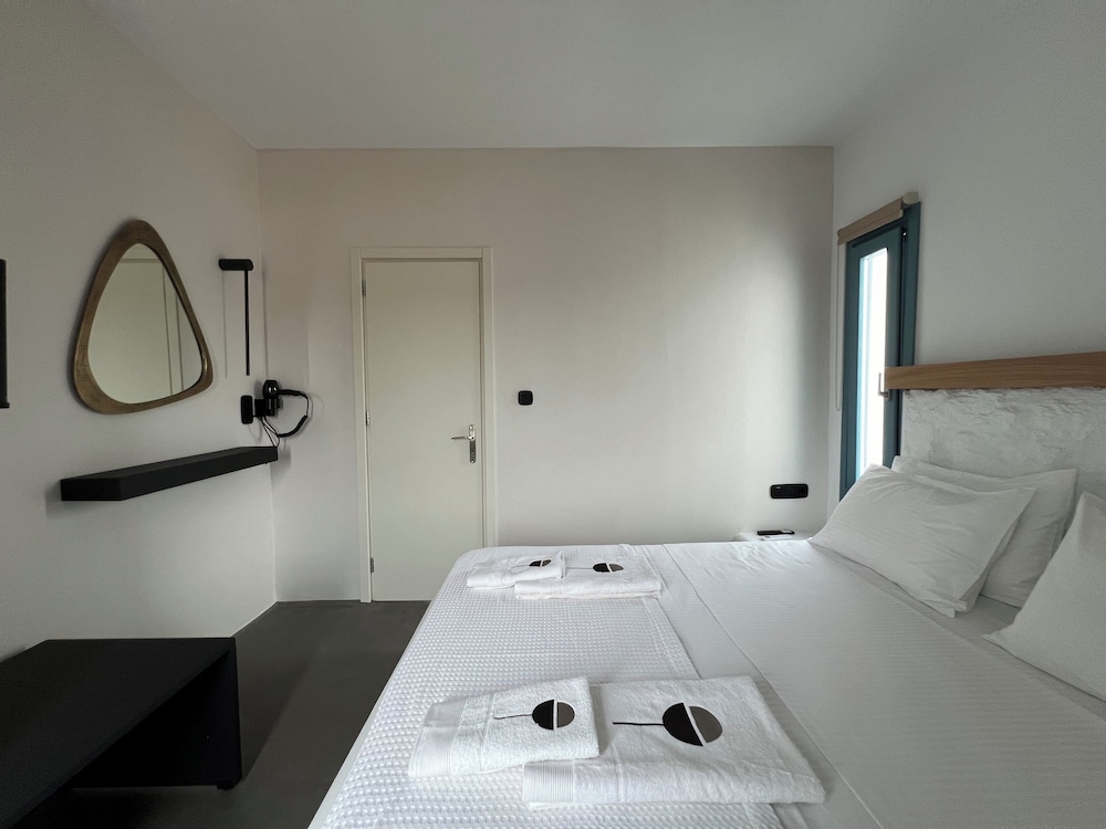 Thronos Suites