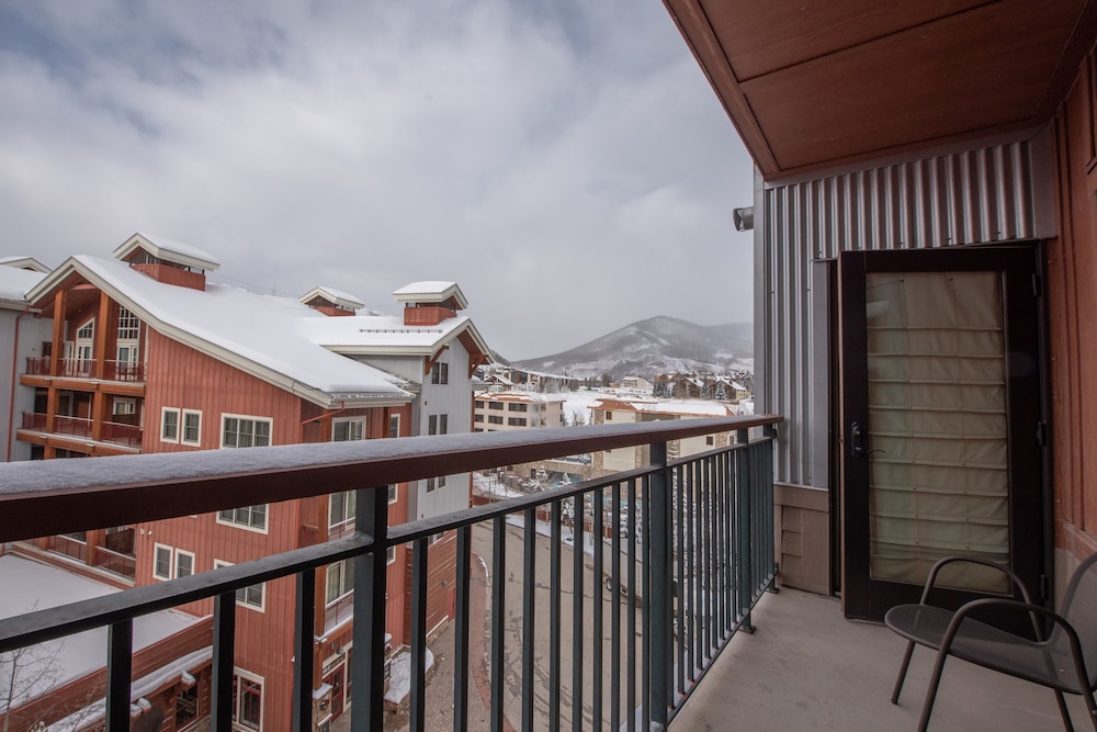 Comfortable 1 Bedroom Slopeside Condo - No Cleaning Fee! by RedAwning view 3