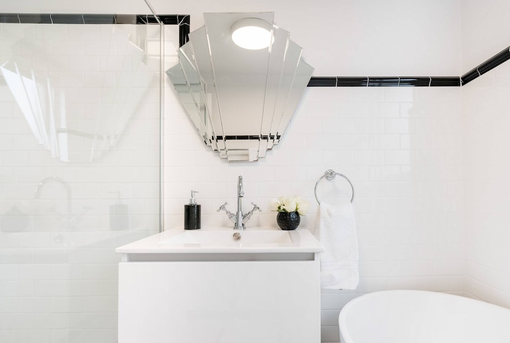 Renovated Retro Apartment Near Harbour Front Walks