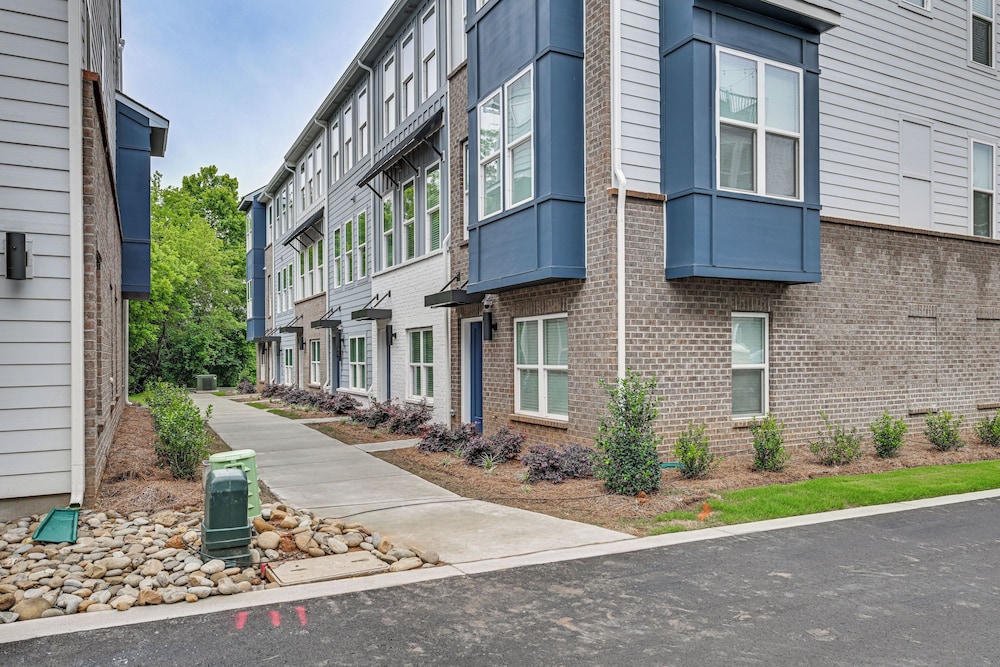 Walk to Music Factory: Townhome w/ Rooftop Deck!