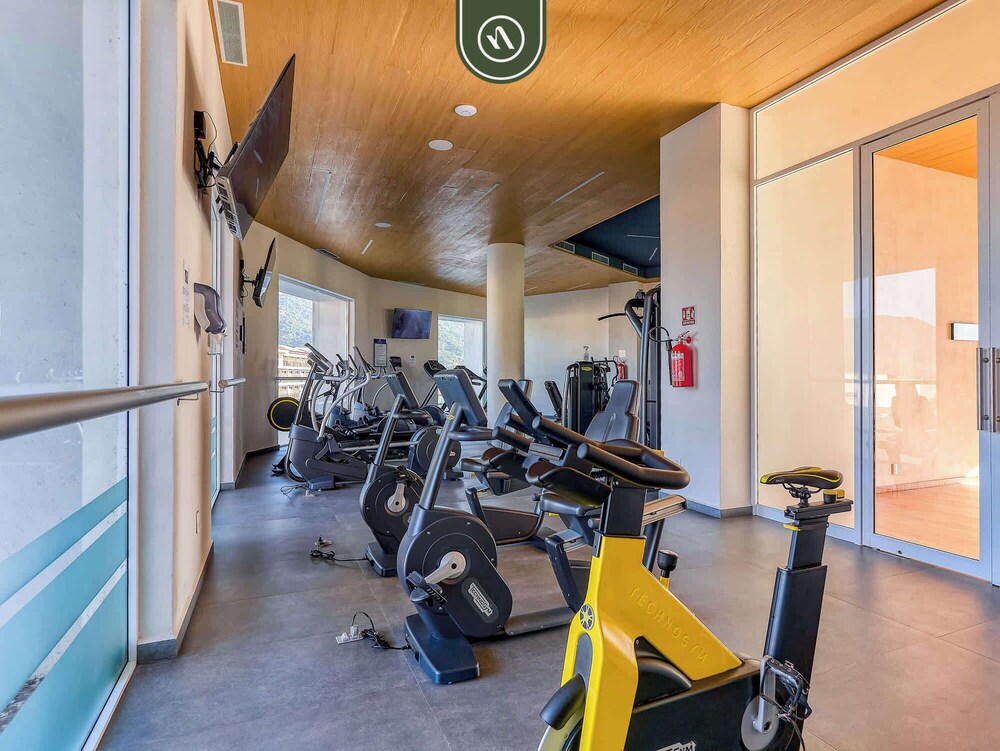 New Oceanfront 1 BR Condo - Gym - Beach - Pool