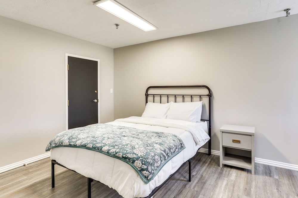 < 1 Mi to Oakland City University: Cozy Apartment