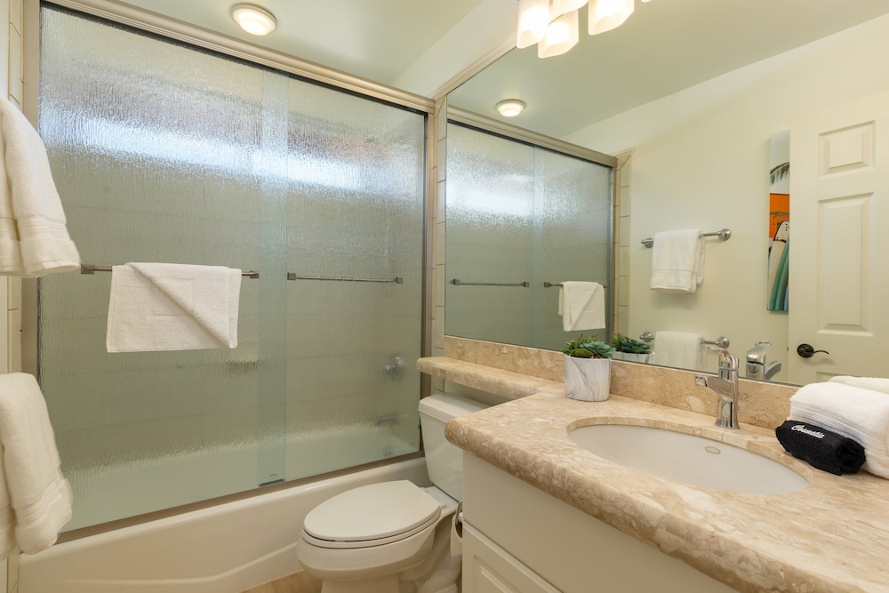 Beautiful Resort - AC - Walk to Beach & Restaurants - Vrkcv