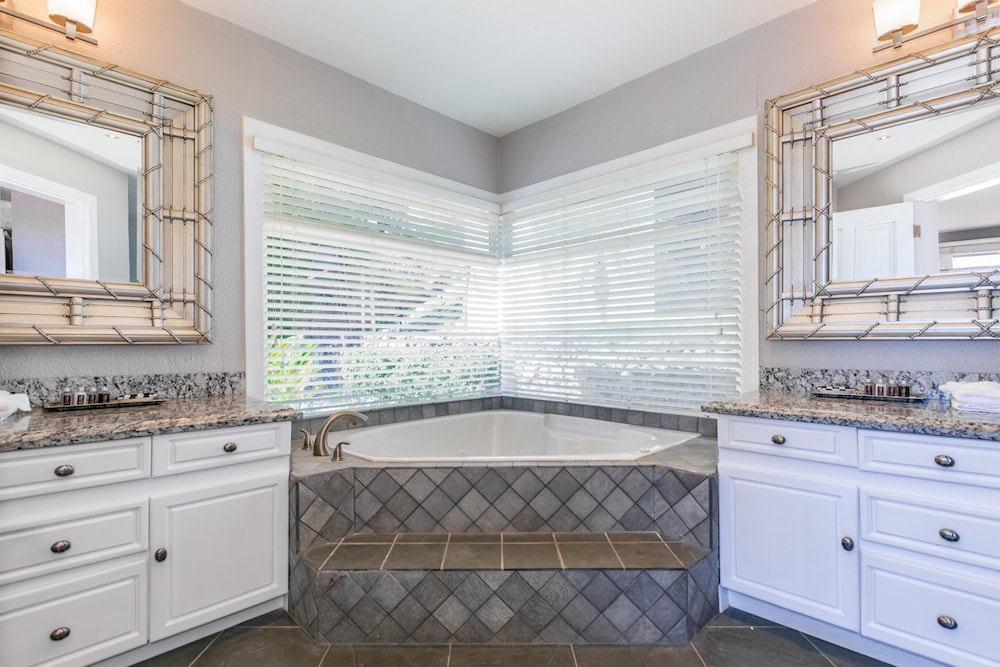 Luxury Flamingo home with ocean view sleeps 10 - walking distance from beach view 4