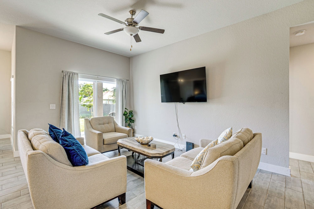 Golf, Shop & Beach-hop: Port Charlotte Gem w/ Yard