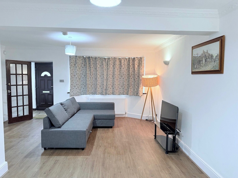 Fountain House-sleeps 5-central Dagenham-parking