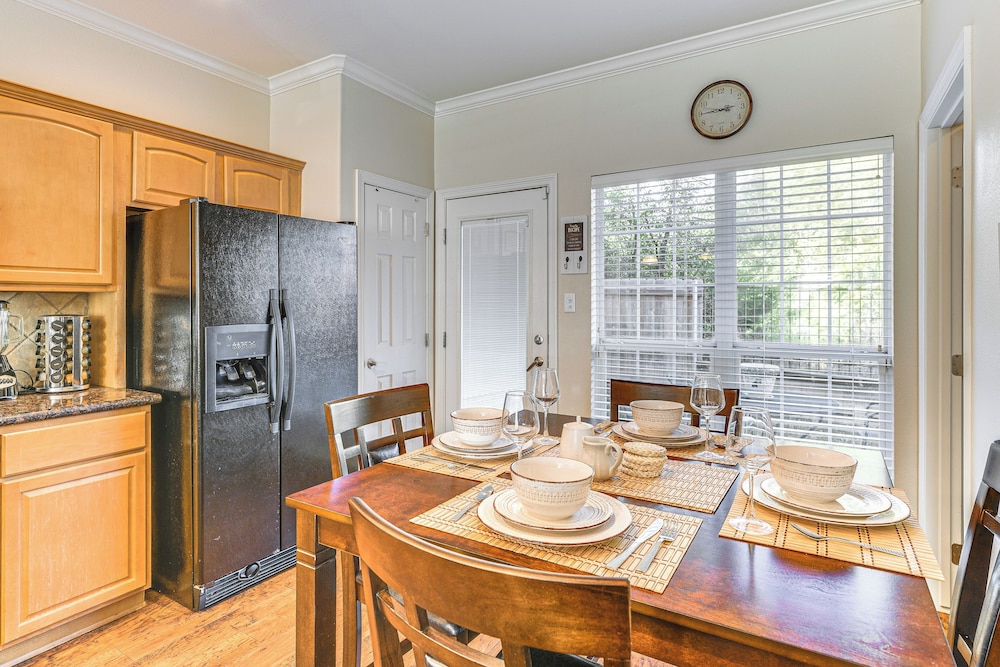2 Mi to Texas A&m: Unit w/ Pool & Hot Tub Access