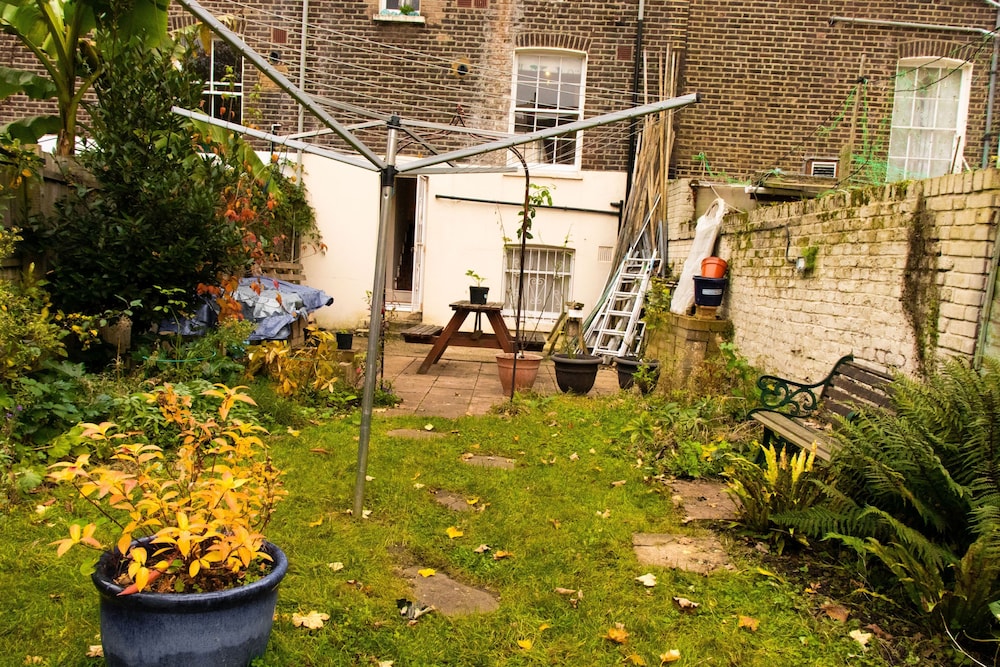 Trendy Two Bed Apartment With Private Garden