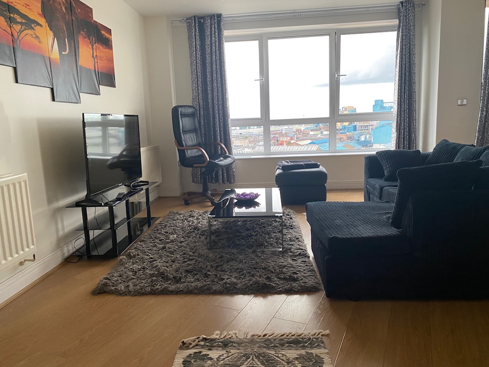 London Riverside Apartment-2 Bed-freep-balcony