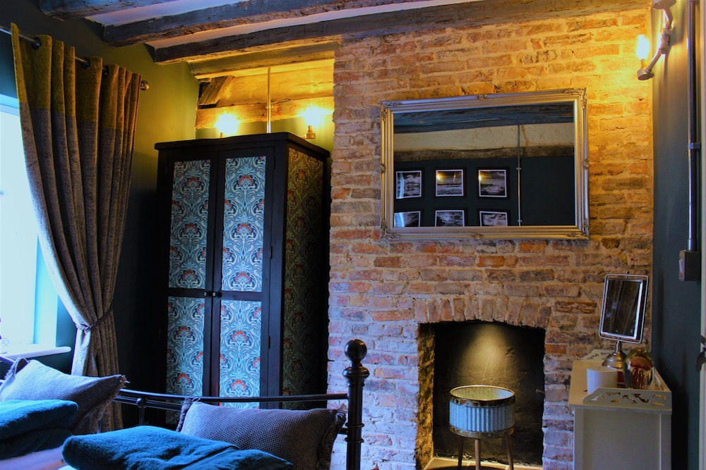 Boutique Fisherman's Grade II Listed Cottage view 4