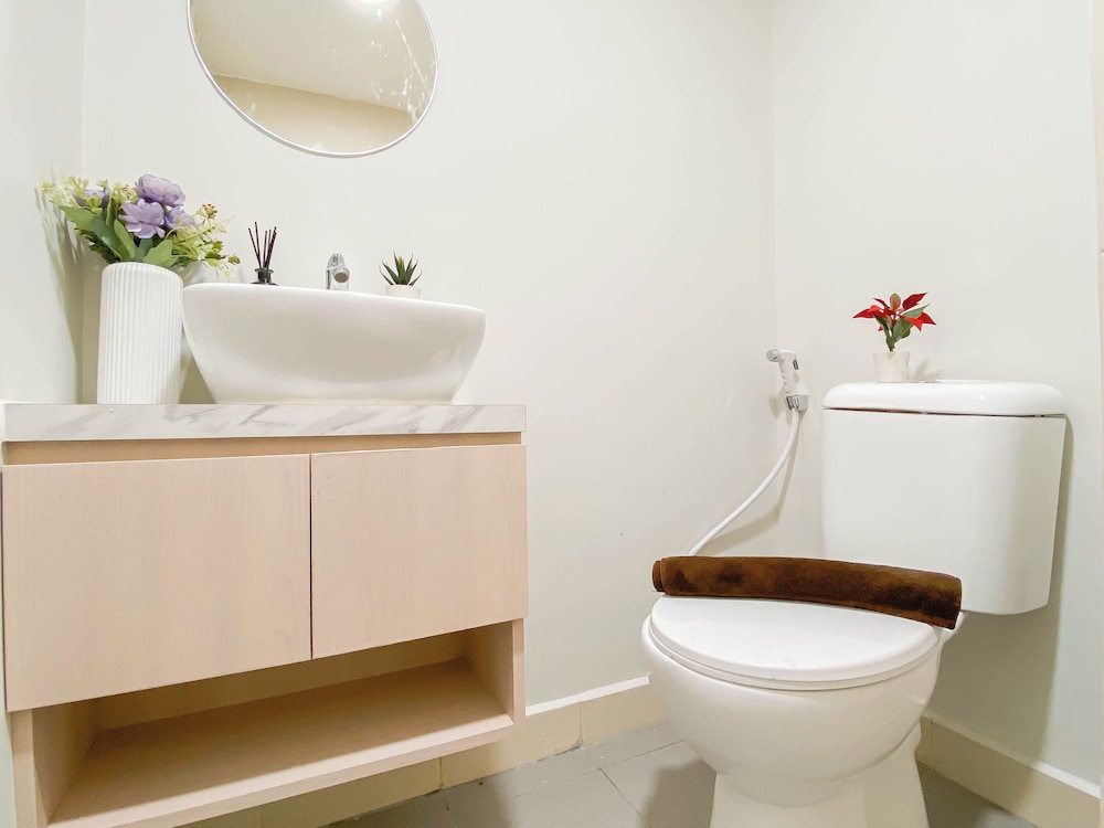 White Accent Studio At Apartment Meikarta Near Paramadina University