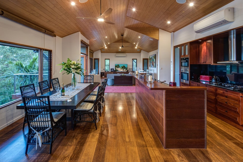 Iluka Luxury House With Ocean Views On Half Acre With Pool And Two Golf Buggies