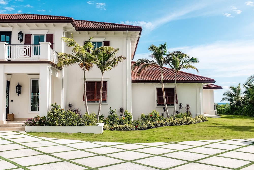 Island Haven: Oceanfront Retreat With Infinity Pool