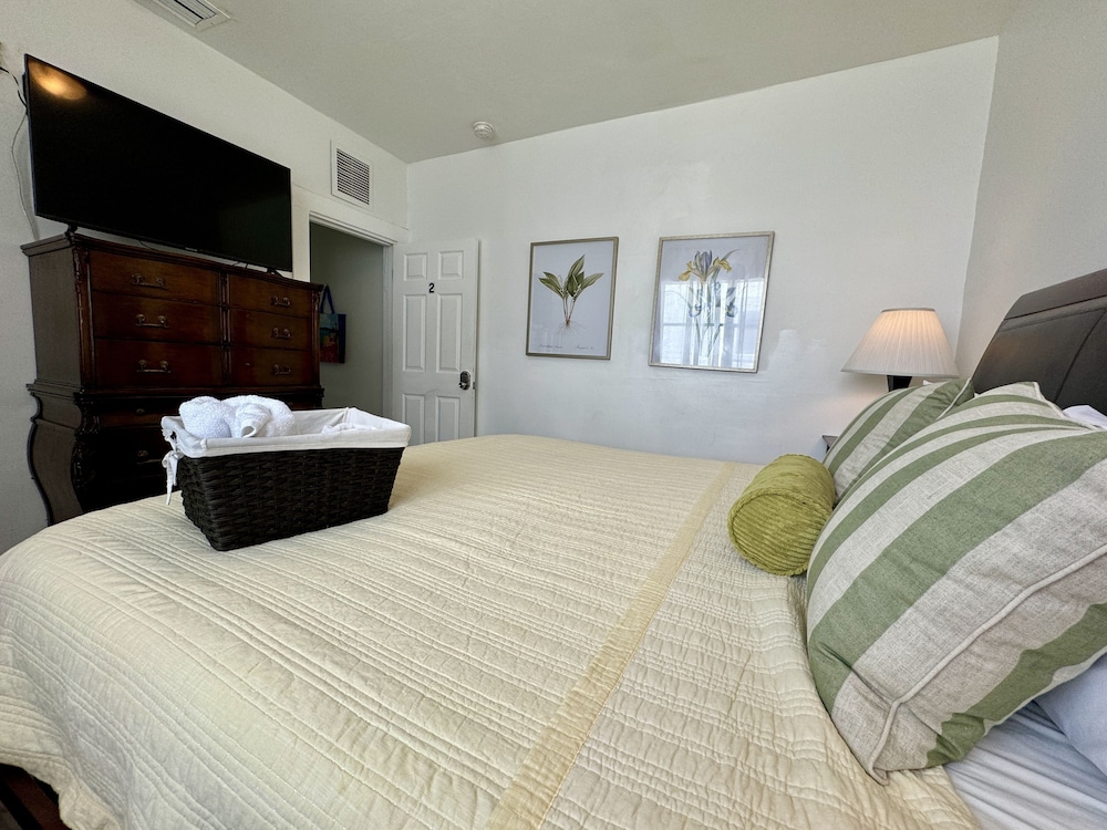 Miami Vacation Home 4 bedroom Parking.