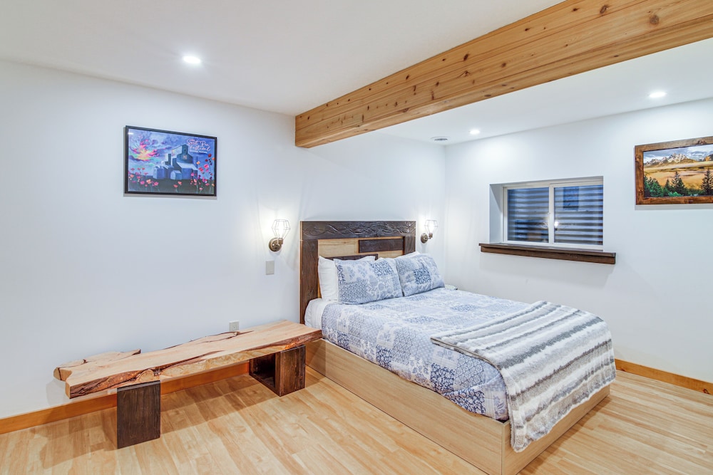 Sauna, Cold Plunge & More! Belgrade Getaway