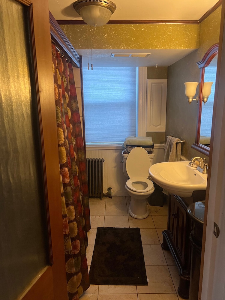 2 Br Victorian Apt 2800 sq ft 2 Floors With Full Kitchen 2 Baths and Laundry