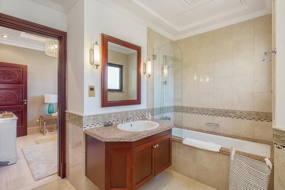 Palm Jumeirah Beach Front XL Villa w Prvt Pool
