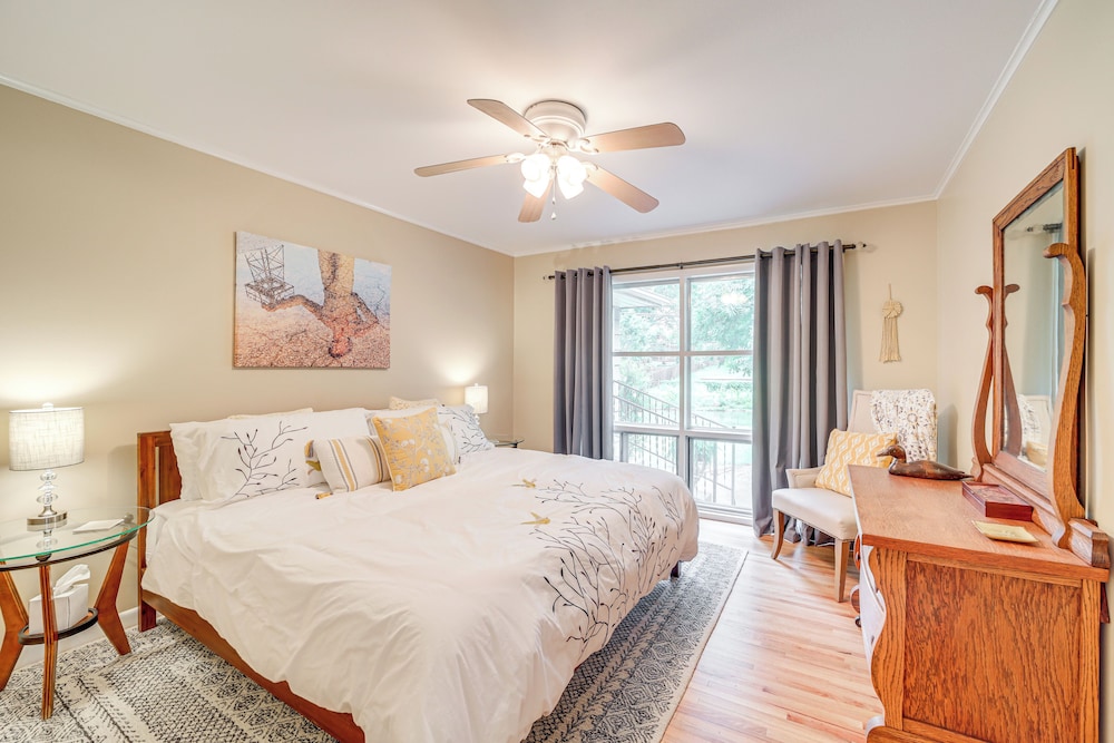 6 Mi to Dtwn: Waterfront Home in Tulsa!