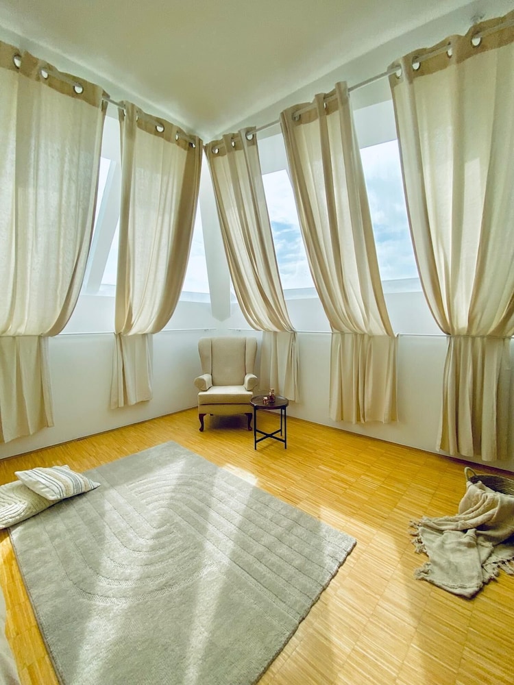 Comfy 3BR Apt With Living Room Balcony