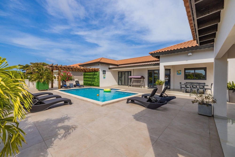 NEW 6BR Villa w Pool Across Street Palmbeach