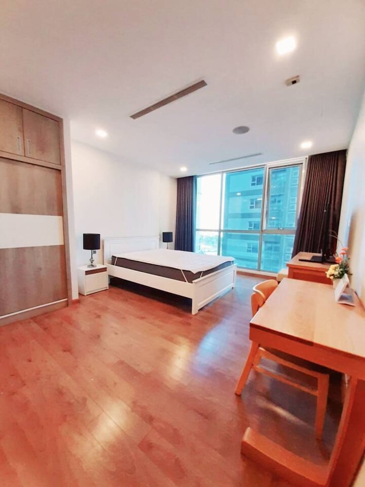 Spacious Modern 4-bed 140sqm Vinhomes Apartment