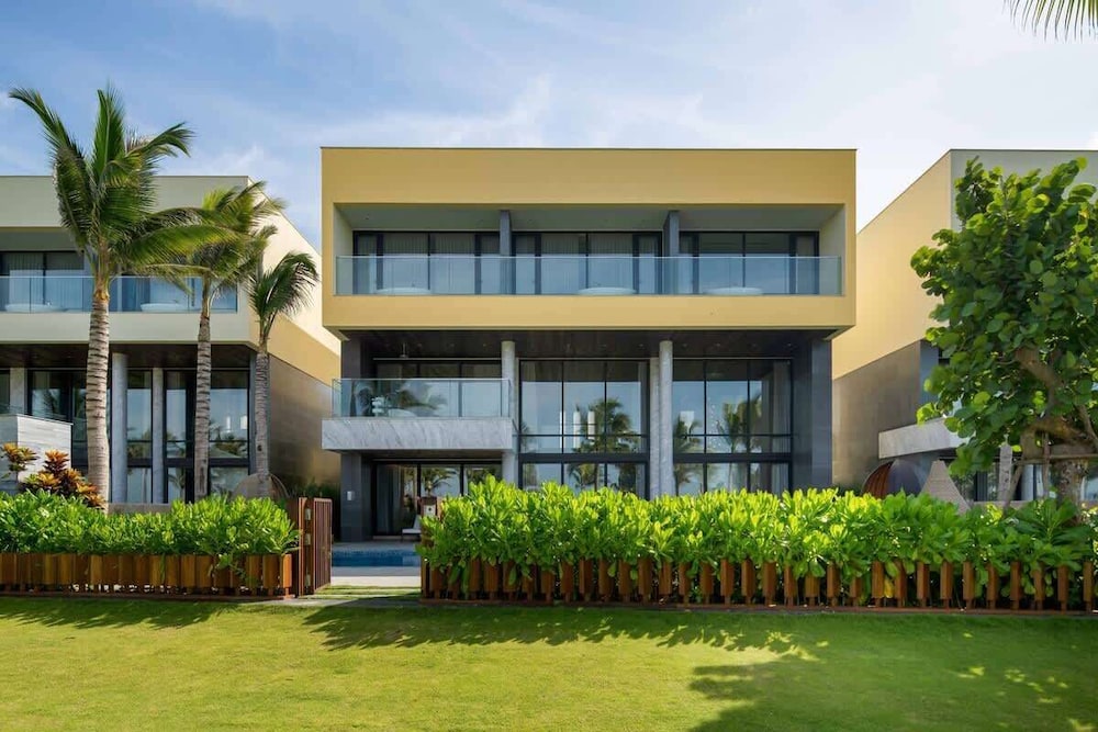 Beachfront Luxury Villa: Your Private Paradise