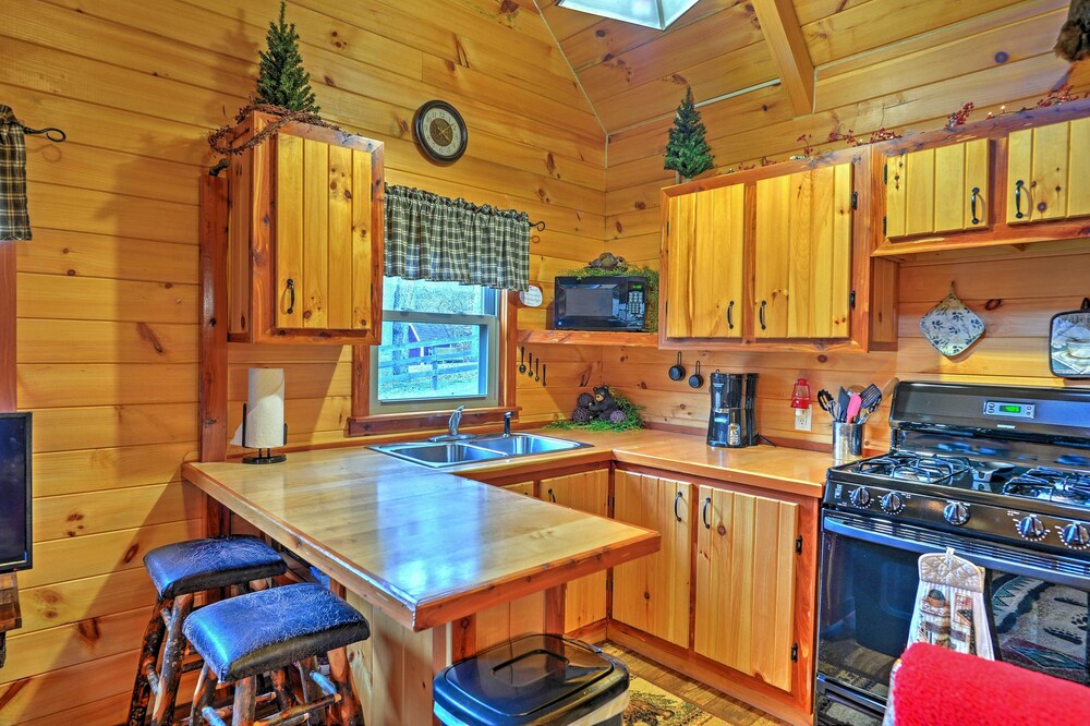 Rustic Dundee Log Cabin w/ Hot Tub & Forest Views! view 3