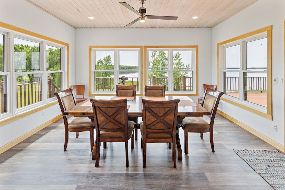 Lakeside 4br Retreat Private, Peaceful & Scenic 4 Bedroom Villa