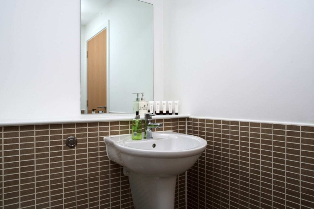 Modern Apartment in Leith With Sea Views view 5