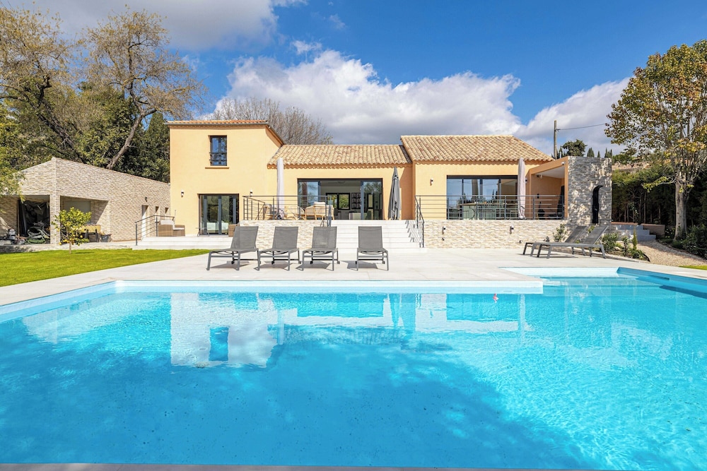 Modern Villa With Heated Pool and Garden