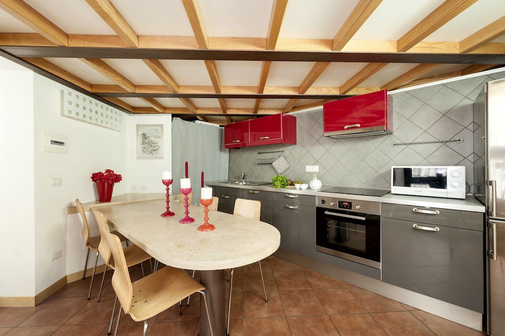 Inviting 3-bed Apartment in Roma 4mins to Colosseo