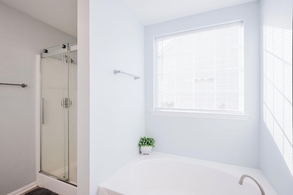 Coastal Quarters in Bluffton - Dog Friendly! Bluffton Park Lowcountry Charmer