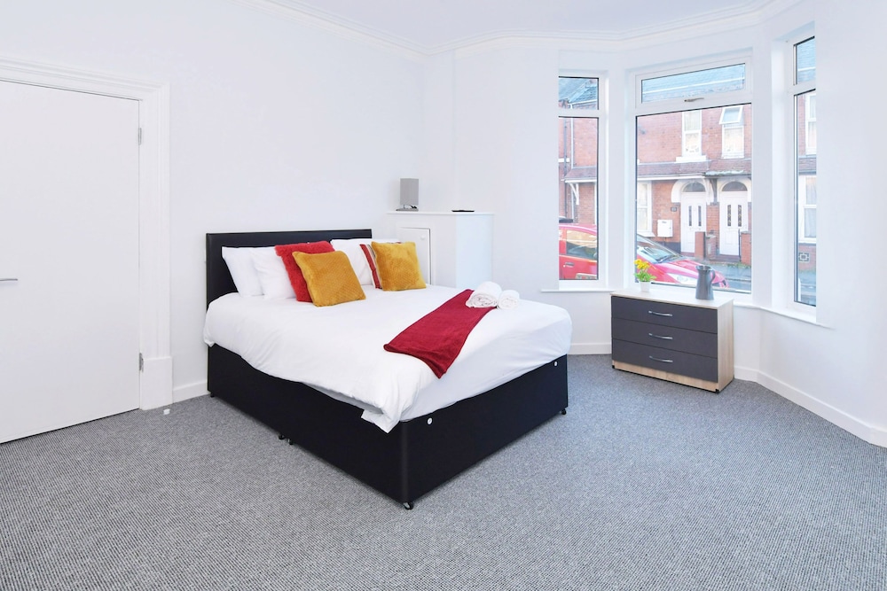 Townhouse @ 272 Walthall Street Crewe view 3