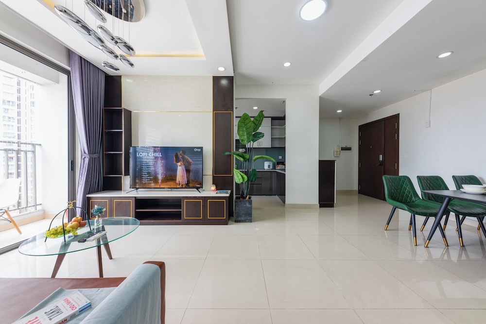 RIVERGATE apartment infinity pool & Gym