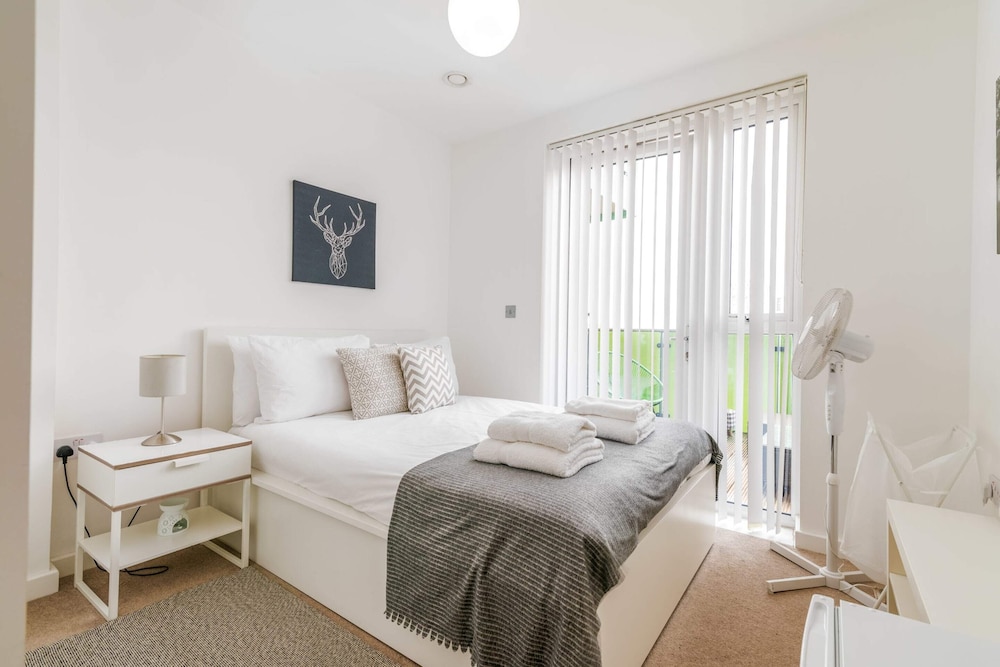 Gorgeous Wembley Flat view 4