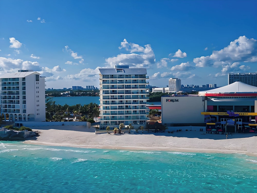 Paradise Beachfront & Nightlife Heart