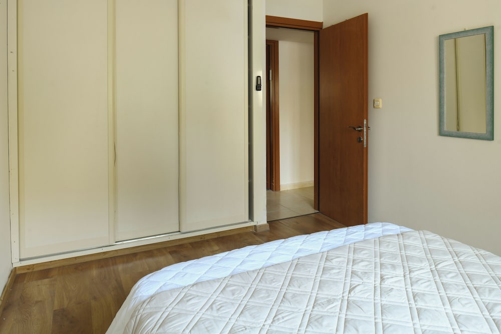 Homey Sea-Side Apartment by Sea N' Rent view 3