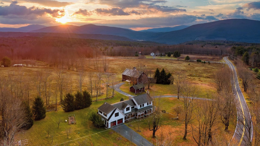 Catskill Park Farm by Avantstay Huge Yard, Fire Pit Near Windham Ski Resort