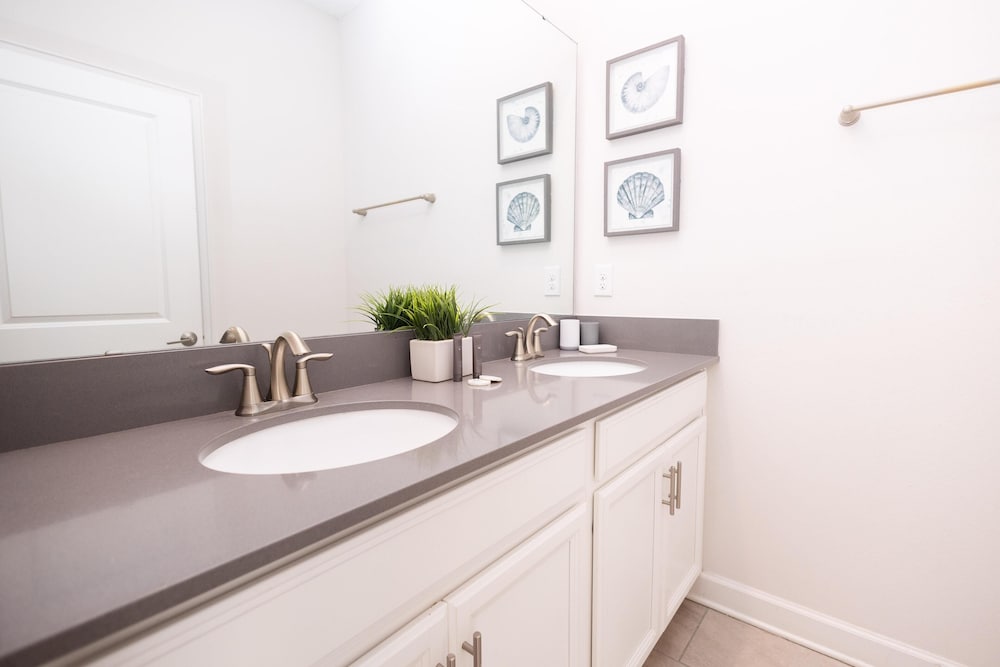 8967 CC - Cozy 5 Bed Home With Private Pool