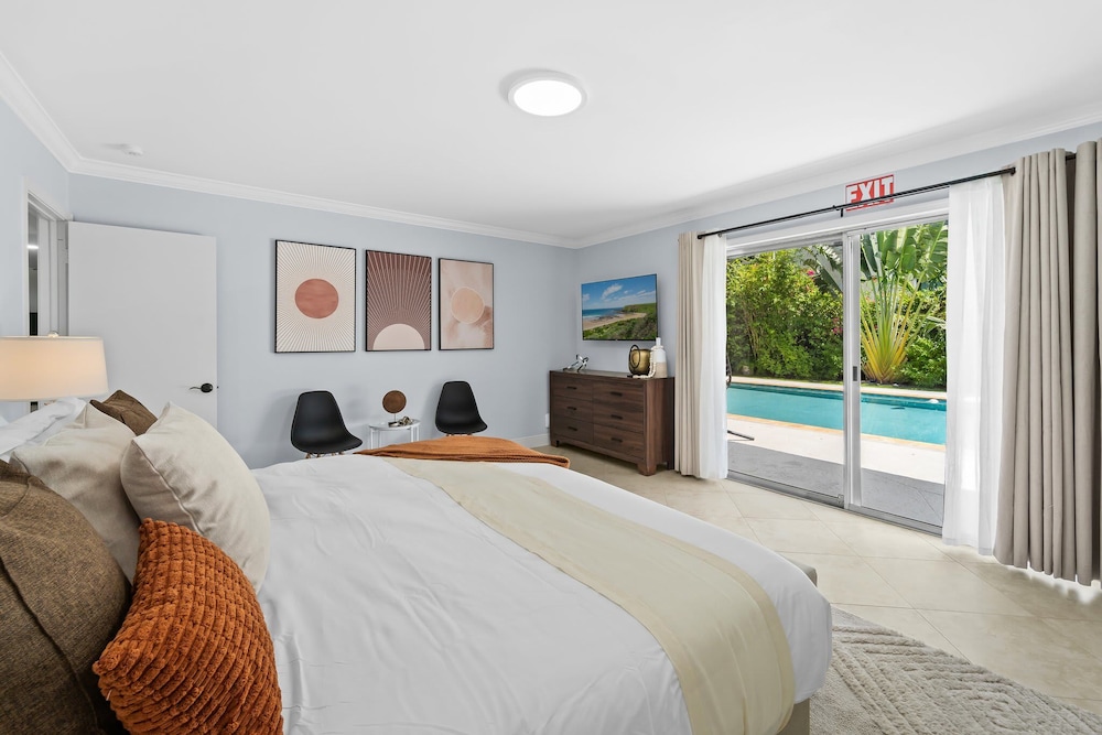 4BR Intracoastal Retreat With Pool, Games & More!