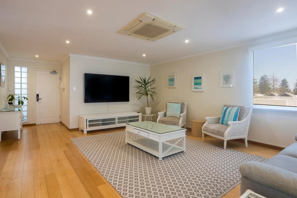 Beautiful 3BR Beachside Apt in Cottesloe!