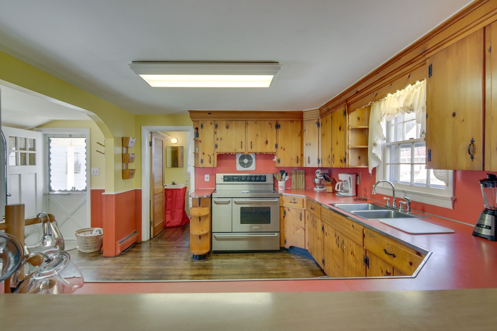 Chincoteague Home w/ Pool - Walkable Location!