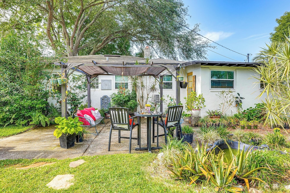 Walk to Parks & Golf: Artsy Bungalow in Lakeland!